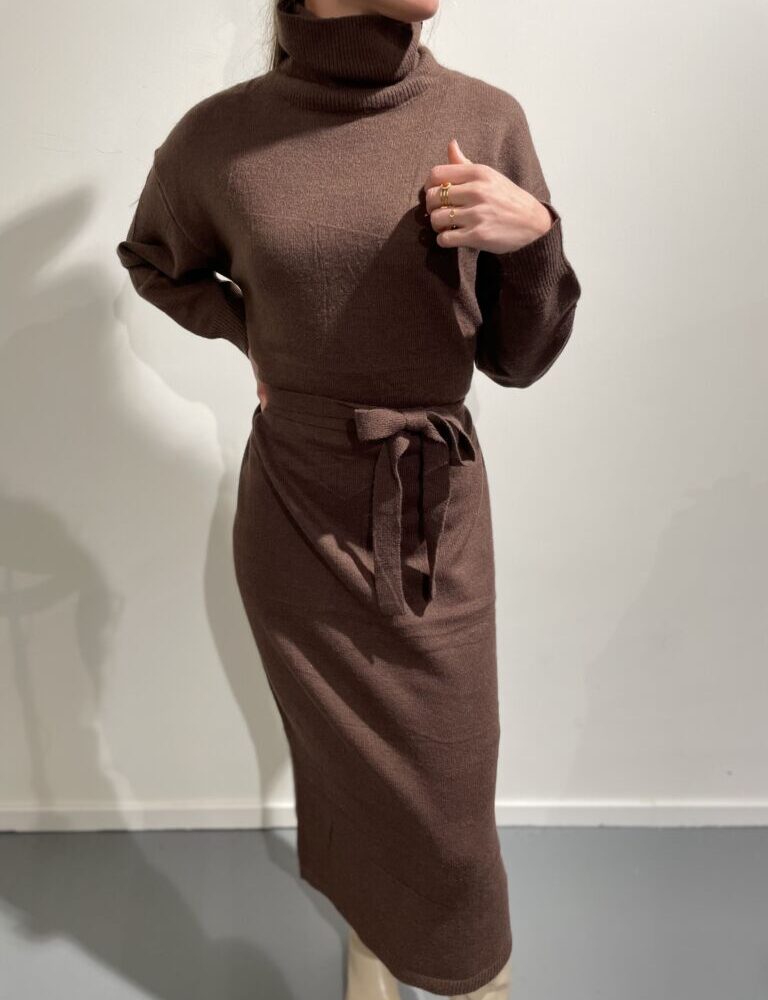 Long knitted dress brown