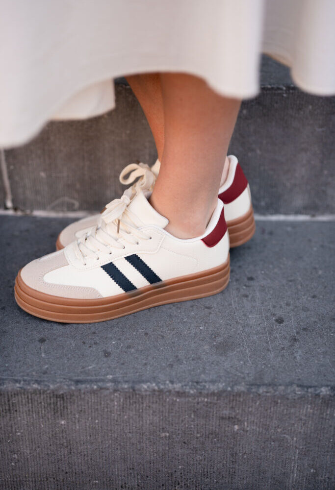 sneaker beige navy stripe, bordeaux detail