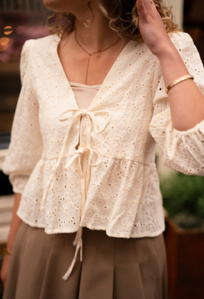 Vera beige broderie top strikjes
