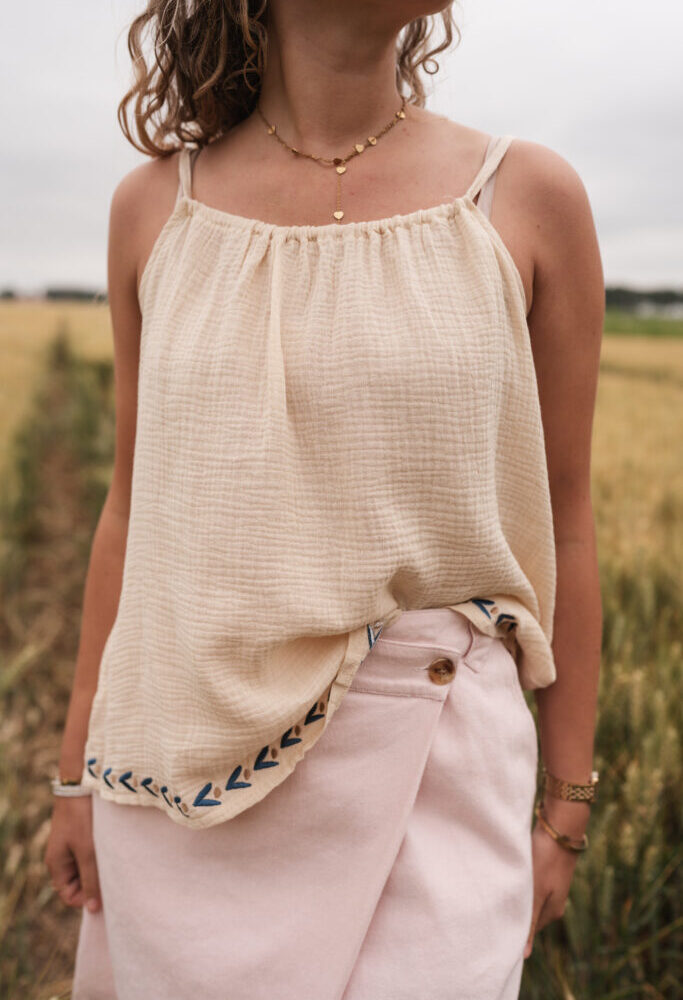 cal beige top tilpa blue detail