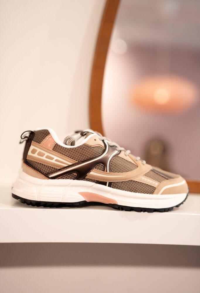 sneakers brown