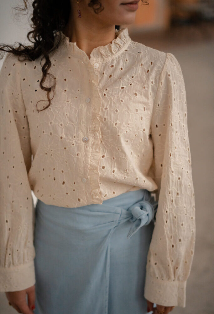 3085 blouse beige broderie claire
