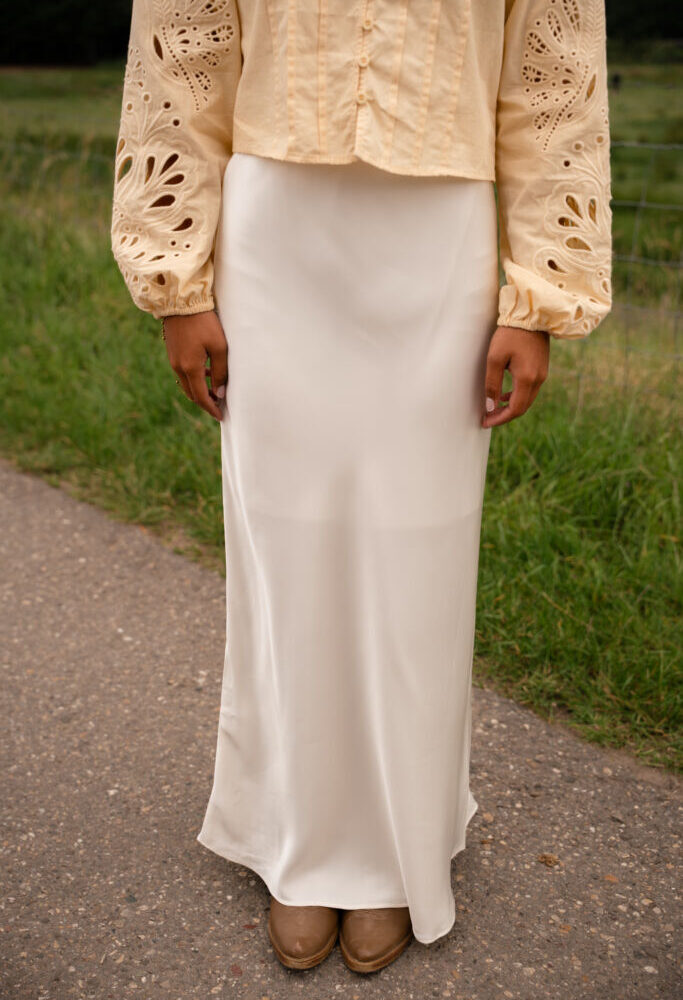 23960 creme satin skirt merel